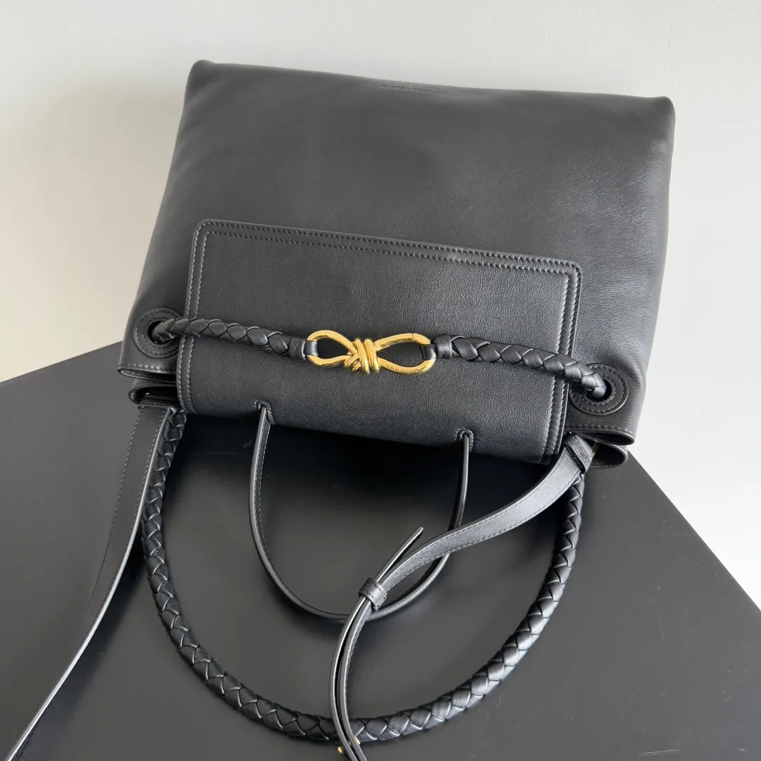 Batch 2360 BottegaVeneta Latest Ciao Ciao Bag Silky cowhide two-way flap handbag with signature twist detail, hidden hook closure, flap can be fastened to the front or attached to the INTRECCIATO woven interior pocket, comes with an adjustable and detachable crossbody strap, interior compartment, and also features a zippered pocket. The surprise flap has various shapes. Style 1 - Cover the bag surface and expose the knot decoration. Style 2 - Place the flap inside the bag. A buckle is also designed. Style 3 - The U-shaped position of the top handle in the hand bag. Style No.: 817231 Size: 34*26*15cm
